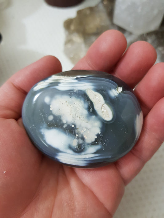 Orca Agate Crystal Palmstone – OAP7